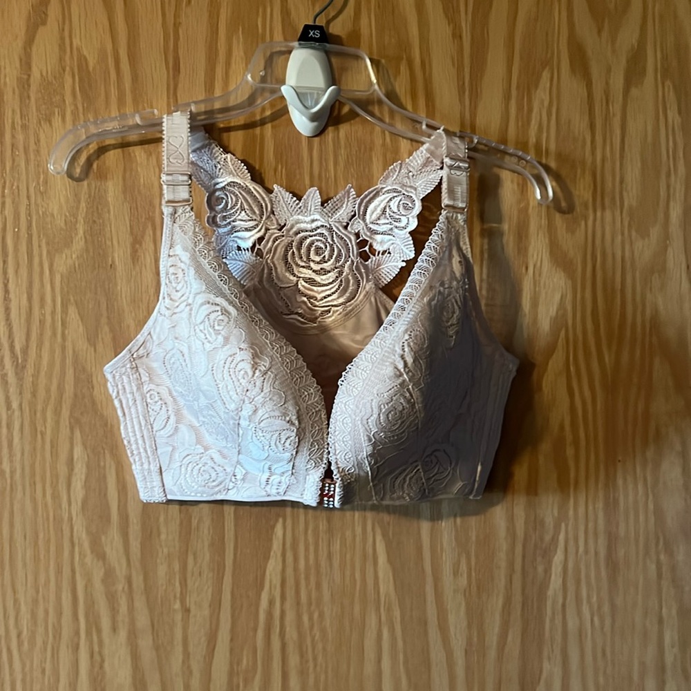 Front-Closure Lace Racerback Bra in Light Pink